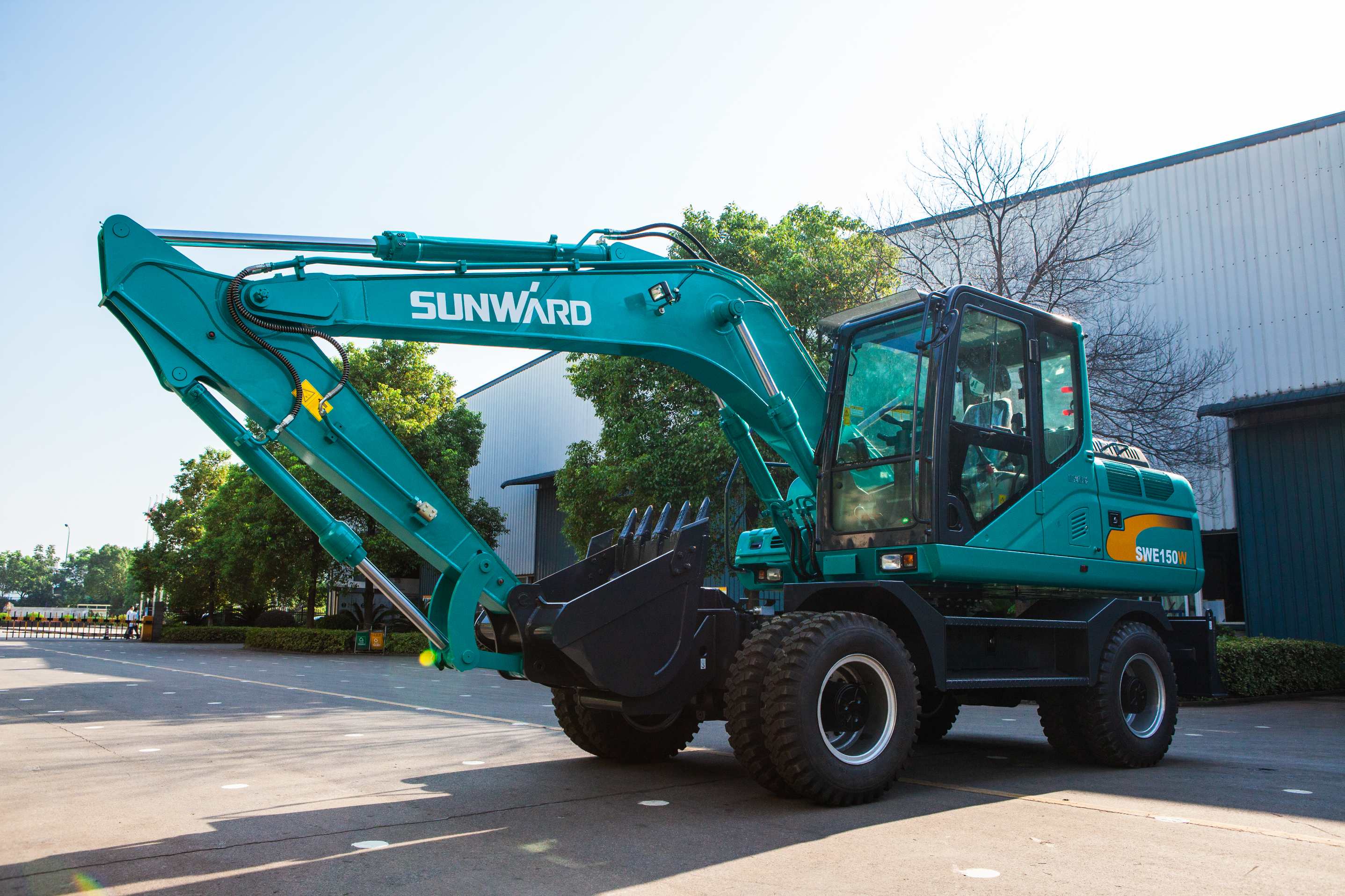 轮胎式挖掘机和履带式挖掘机，你更看好哪个？