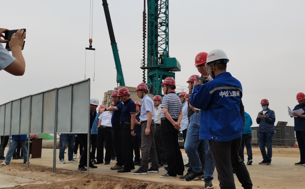 创下纪录！皇家国际智能引孔式静力压桩机初次利用于高铁项目