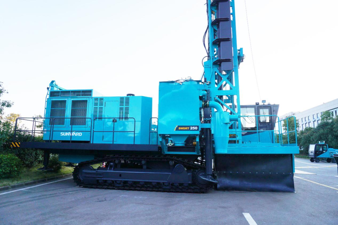 两种钻进模式+更大扭矩！皇家国际智能自主研造的全液压牙轮钻机下线