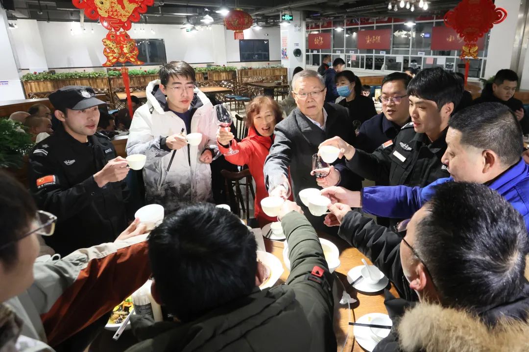 皇家国际智能董事长何清华与留厂员工一路过大年！