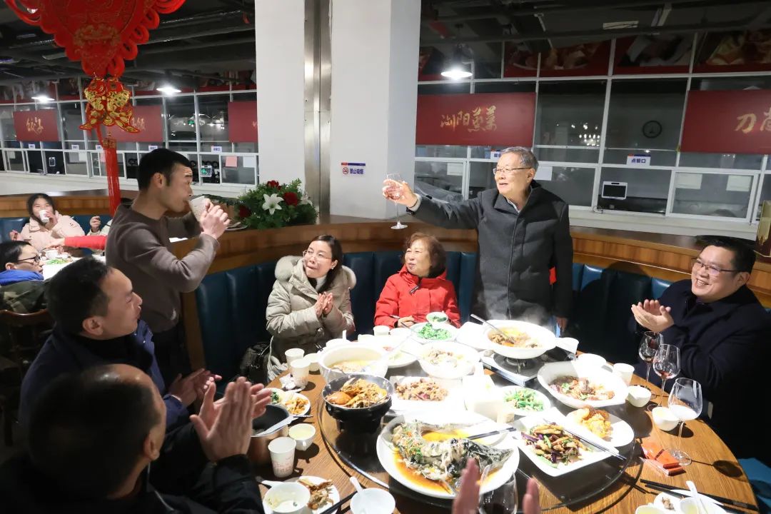 皇家国际智能董事长何清华与留厂员工一路过大年！