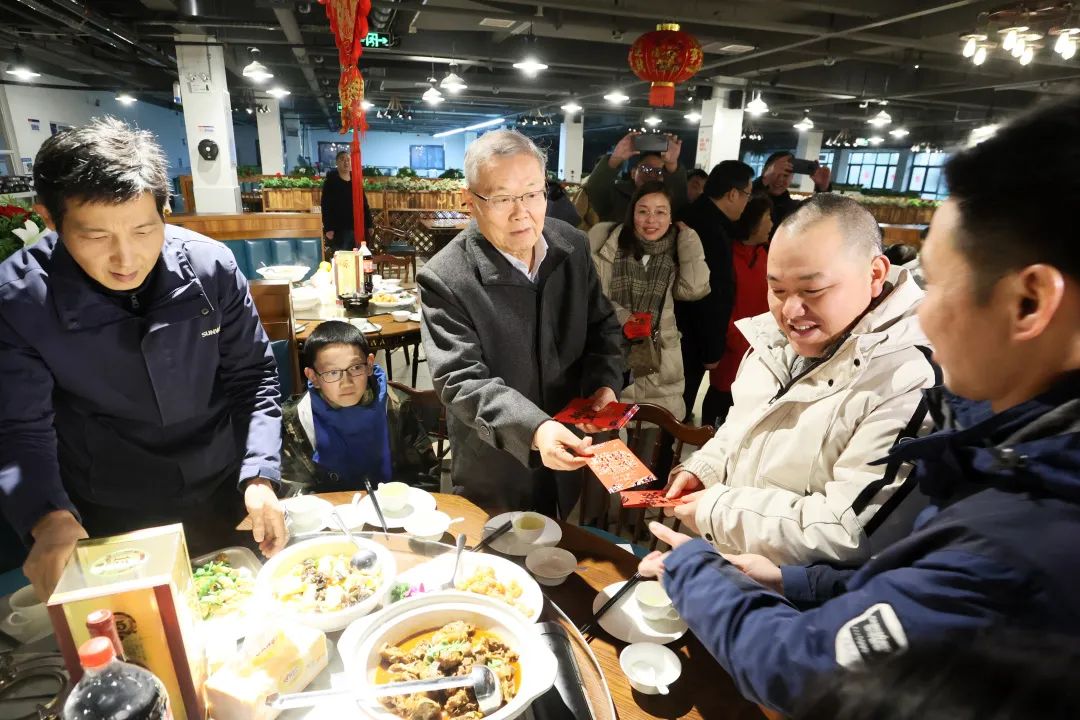 皇家国际智能董事长何清华与留厂员工一路过大年！