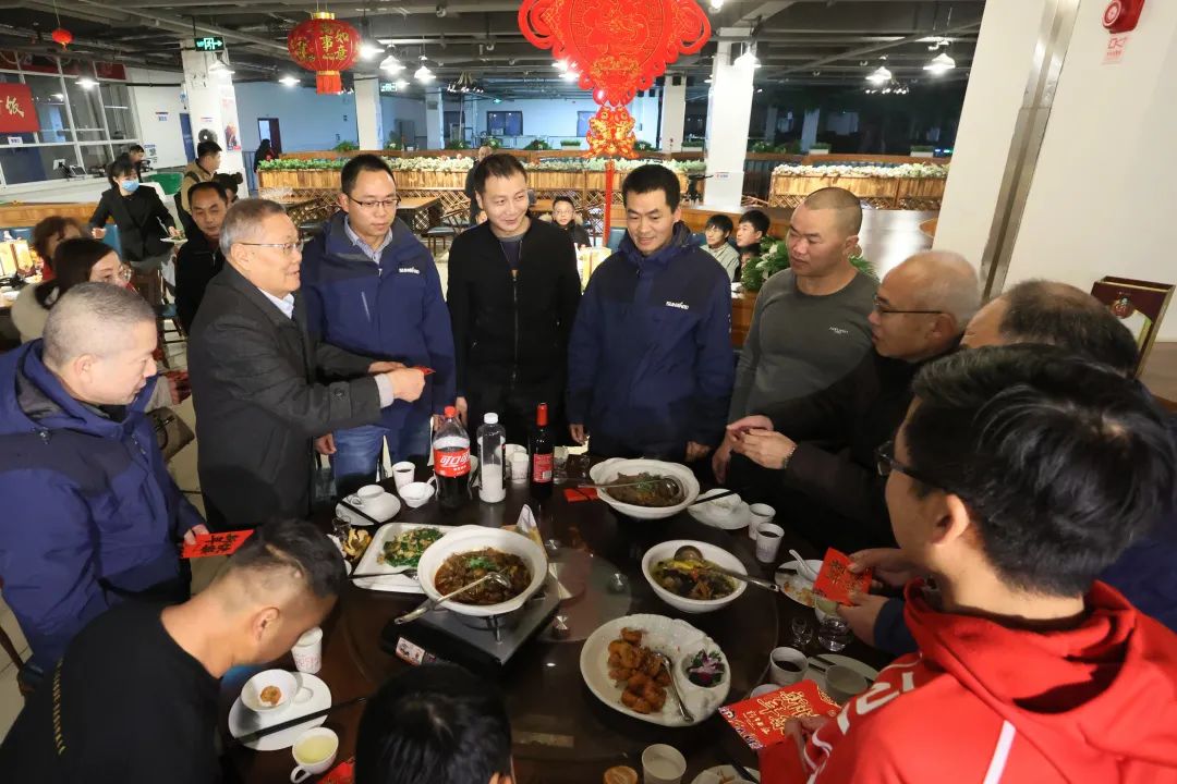 皇家国际智能董事长何清华与留厂员工一路过大年！