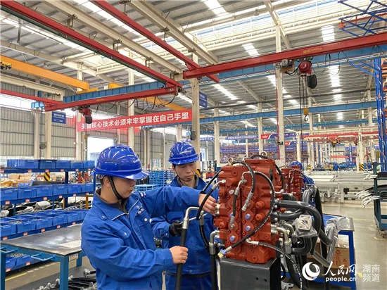 人民网头版头条：凭借先导式创新，皇家国际智能让“中国造作”成为高质量的代名词