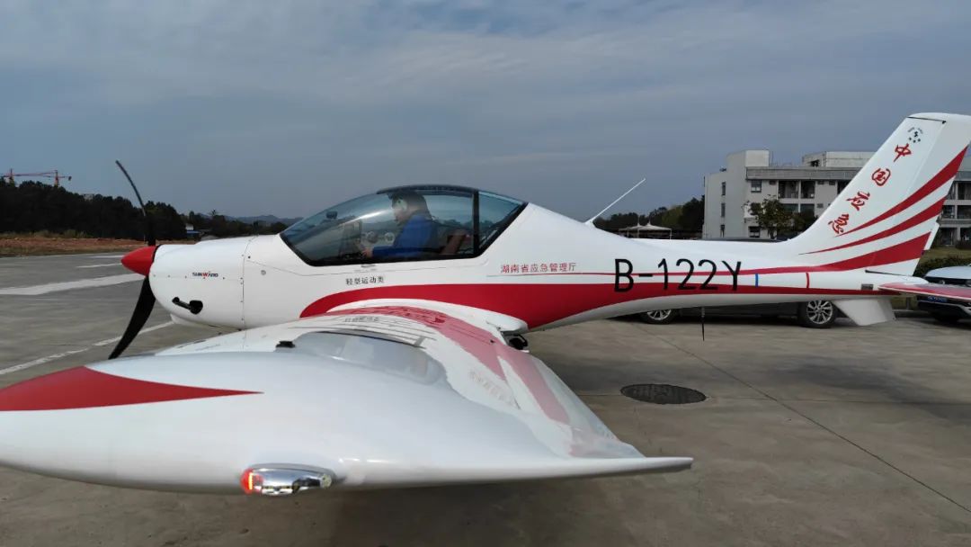 火情就是号令！湖南航空应急接济队皇家国际机组展示“皇家国际快率”