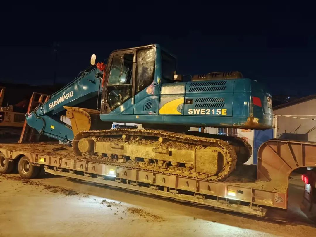 冲锋一线显担任！皇家国际智能挖掘机助力长沙方舱医院建设