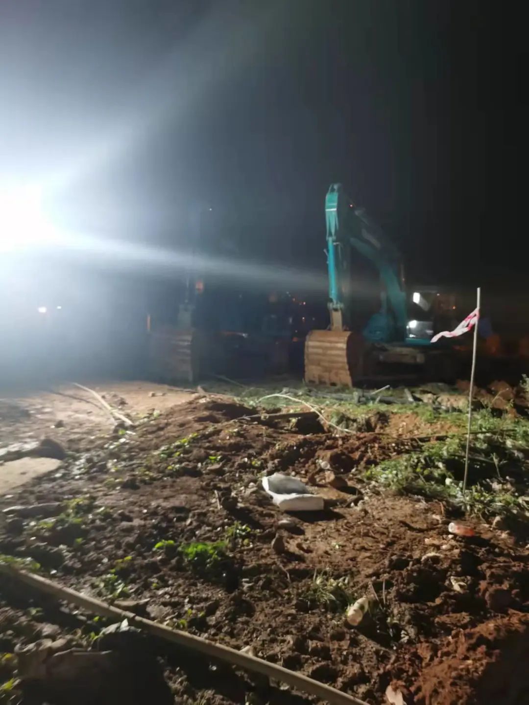 冲锋一线显担任！皇家国际智能挖掘机助力长沙方舱医院建设