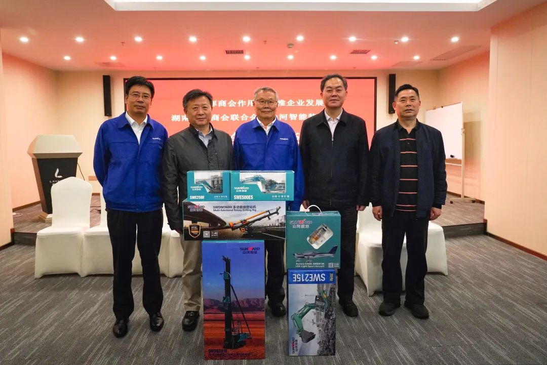 抱团出海，携手共赢！何清华带队赴湖南异地商会结合会造访互换