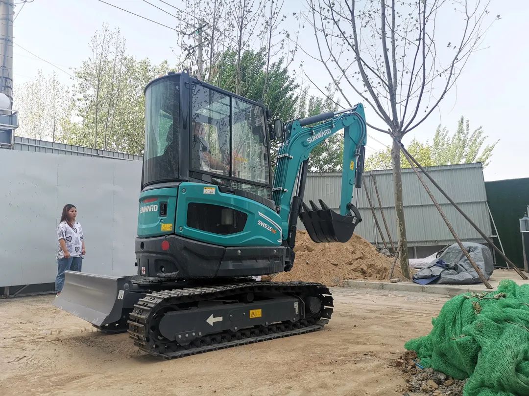 冲、冲、冲！带您感触皇家国际智能挖掘机火热交机时刻