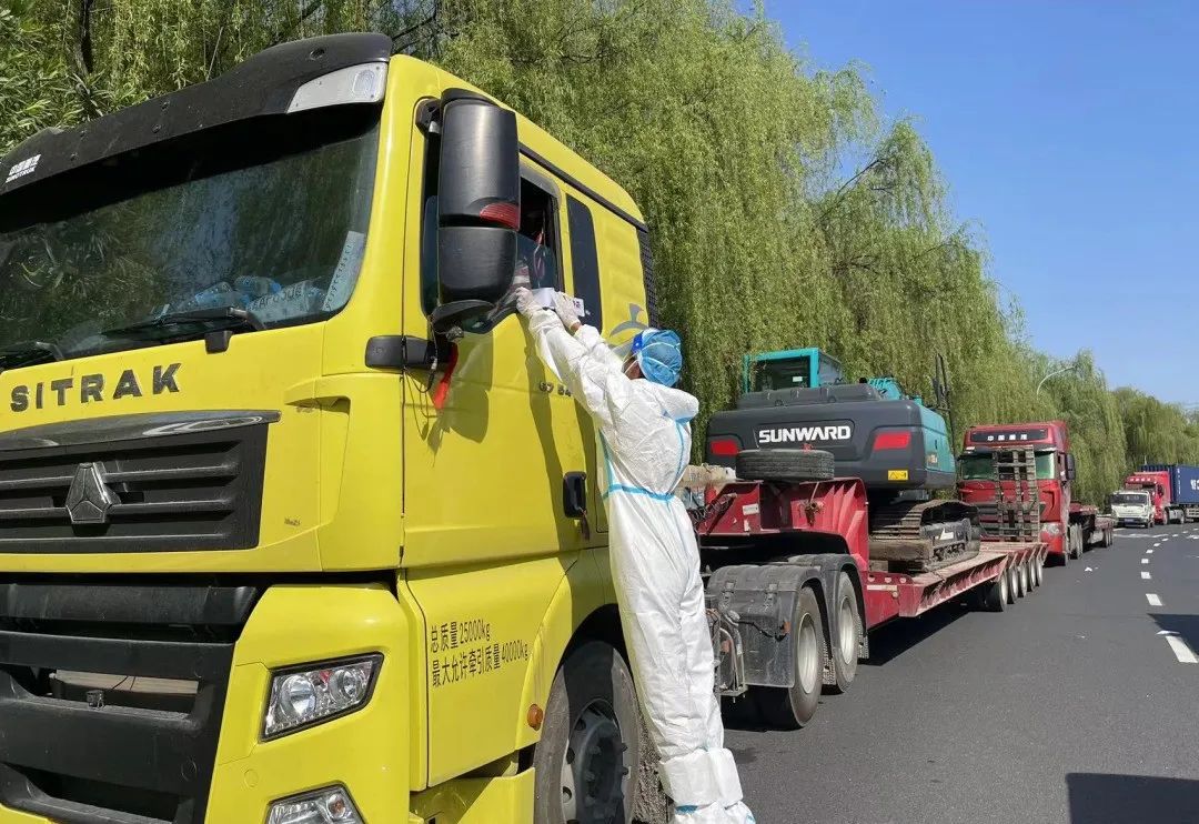 防疫、交机两手抓！皇家国际智能挖掘机顺利交付获好评