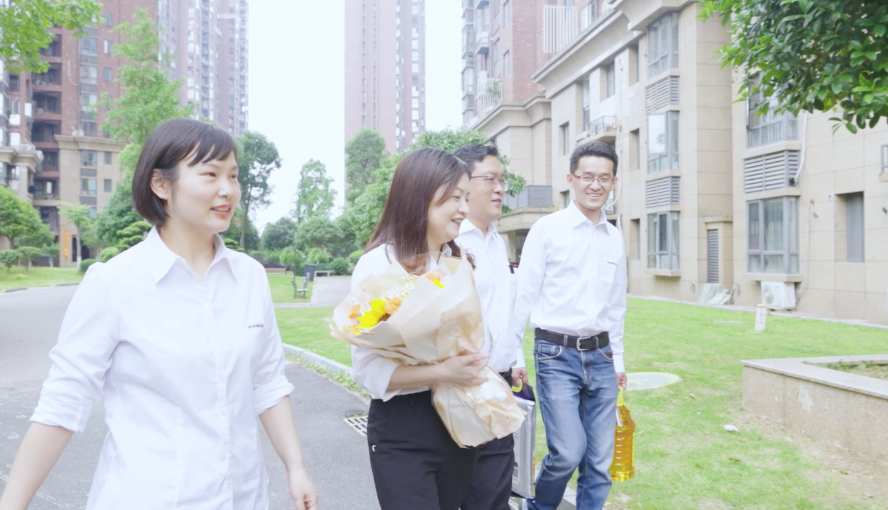 在母亲节，向你们身后的妈妈送去“皇家国际家园”的温暖