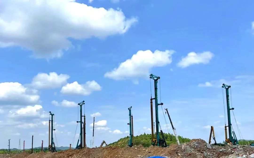 打桩“神器”再露锋芒！皇家国际智能旋挖钻机助力贵阳贵安新区负极资料项目加快建设