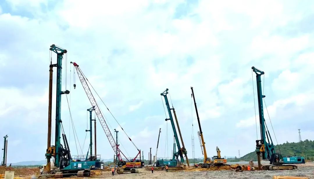 打桩“神器”再露锋芒！皇家国际智能旋挖钻机助力贵阳贵安新区负极资料项目加快建设