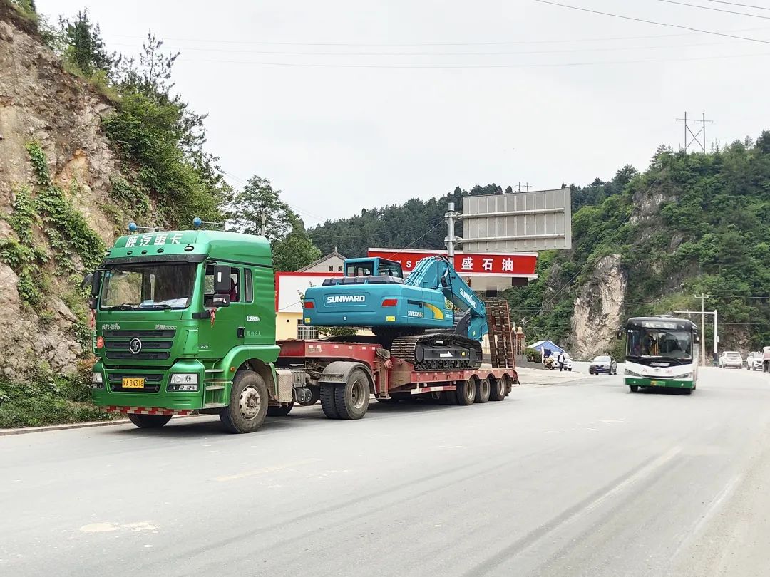 三员皇家国际挖机“悍将”收服“铁粉”一枚，凭什么？