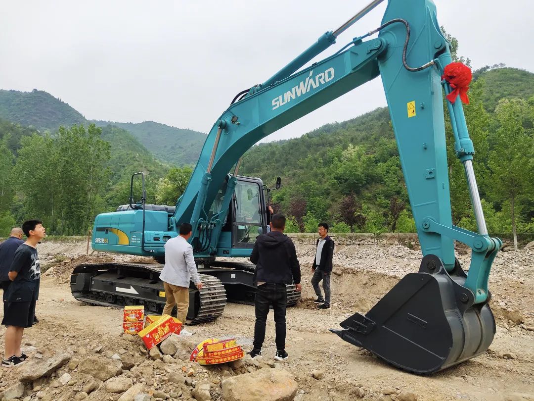 三员皇家国际挖机“悍将”收服“铁粉”一枚，凭什么？