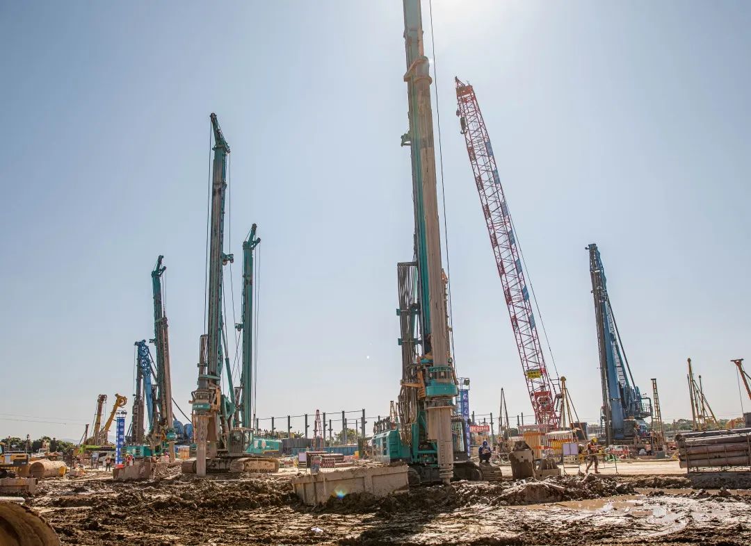 “皇家国际绿”再现大湾区！皇家国际智能旋挖钻机组团助建广州白云机场项目