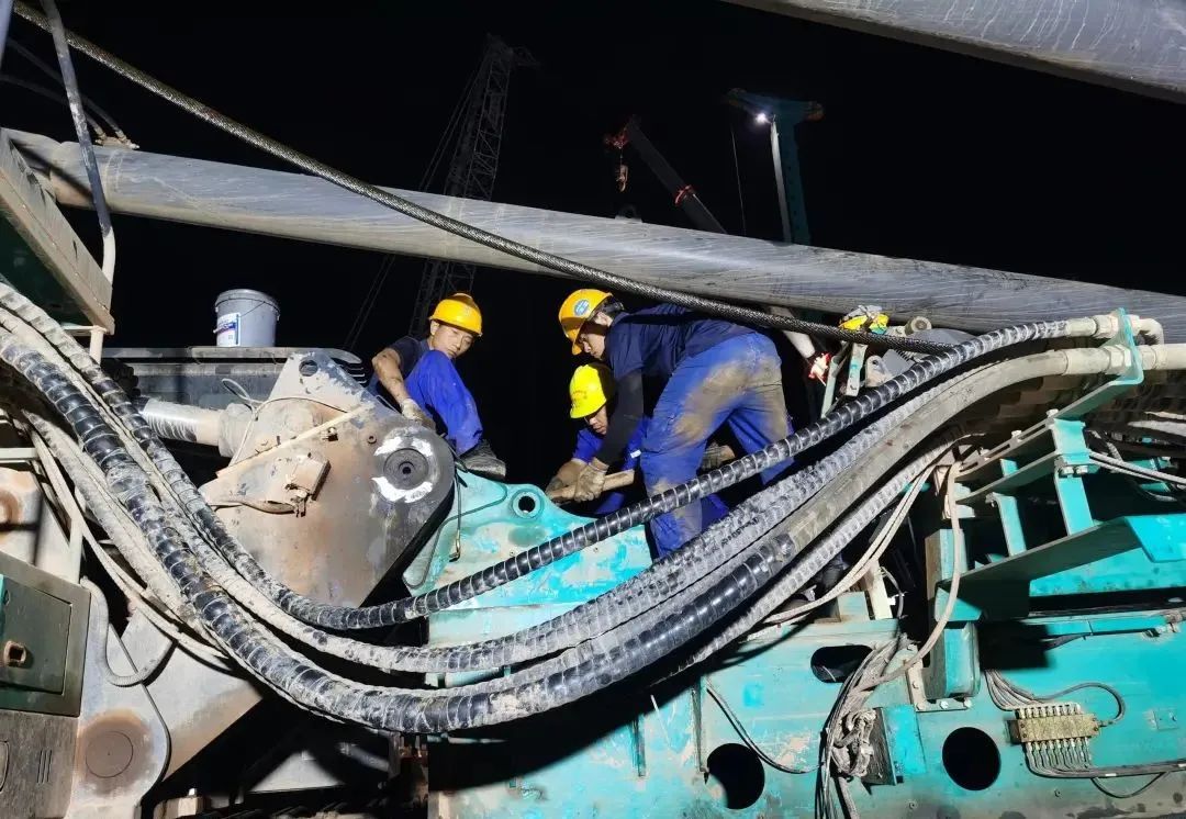 “创造施工事业！”他们和皇家国际智能“超等桩备”一路助建燕矶长江大桥