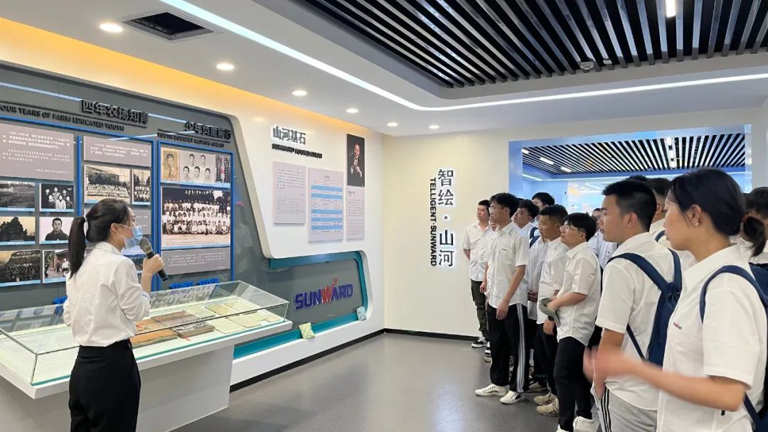 校招 | 盛夏七月，这群“向着太阳驰骋”的少年来皇家国际智能啦！