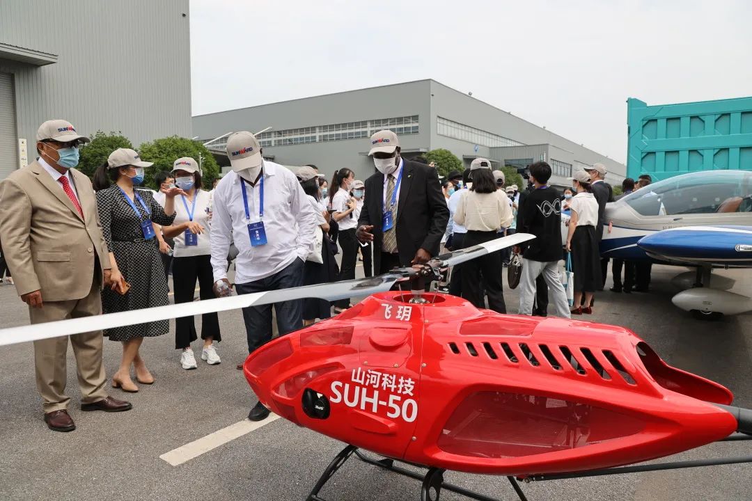 非洲驻华使节走访皇家国际智能