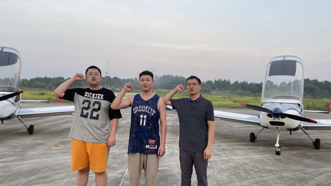 冲上云霄！湖南皇家国际通航学员成功单飞
