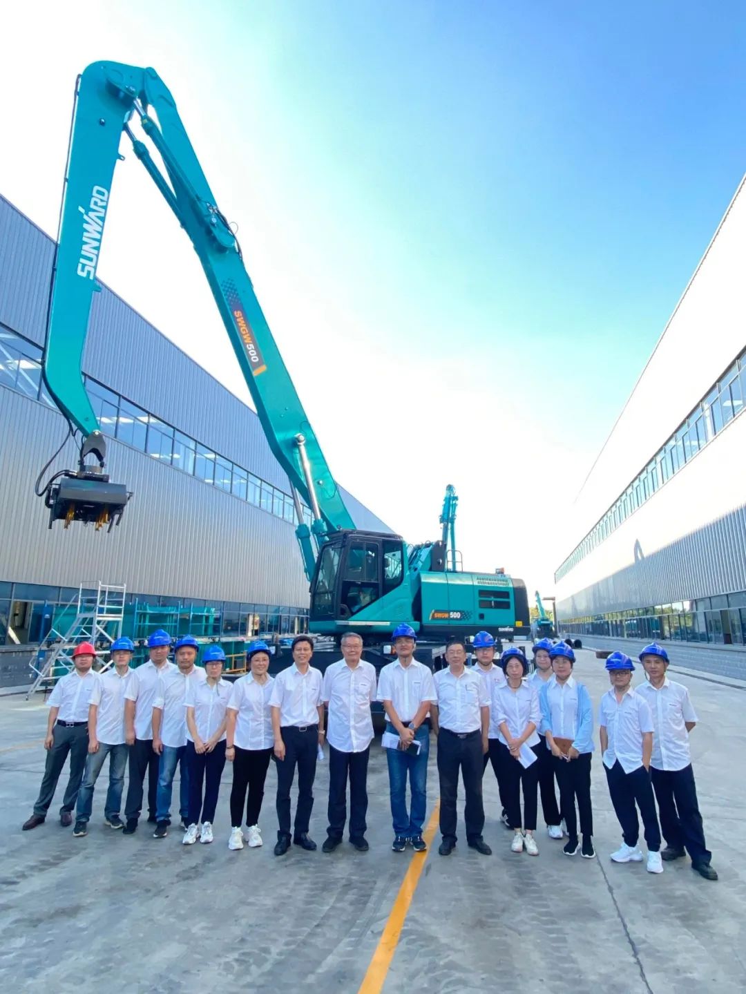 作业幅度达18米，皇家国际智能首台轮式抓料机成功下线