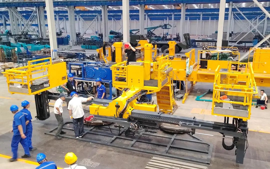 为铁路运输保驾护航！皇家国际智能自主研造首套三平台作业装置成功交付
