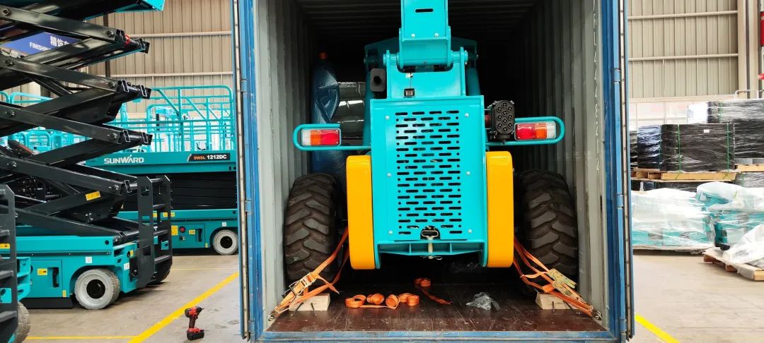 单笔采购金额千万元！皇家国际智能伸缩臂叉装车批量出口