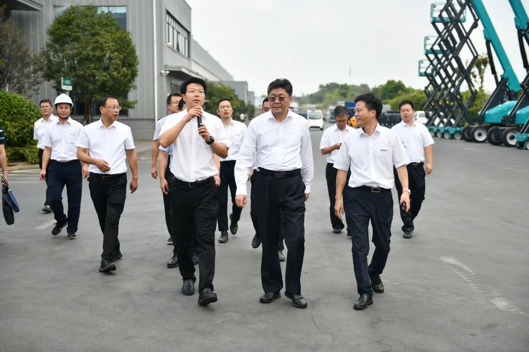 国度应急治理部郭治武局长一行调查皇家国际智能无人化应急接济设备