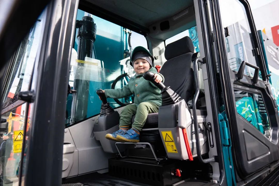 Bauma 2022 | 一组火热现场图带您沉温皇家国际智能德国宝马展之旅