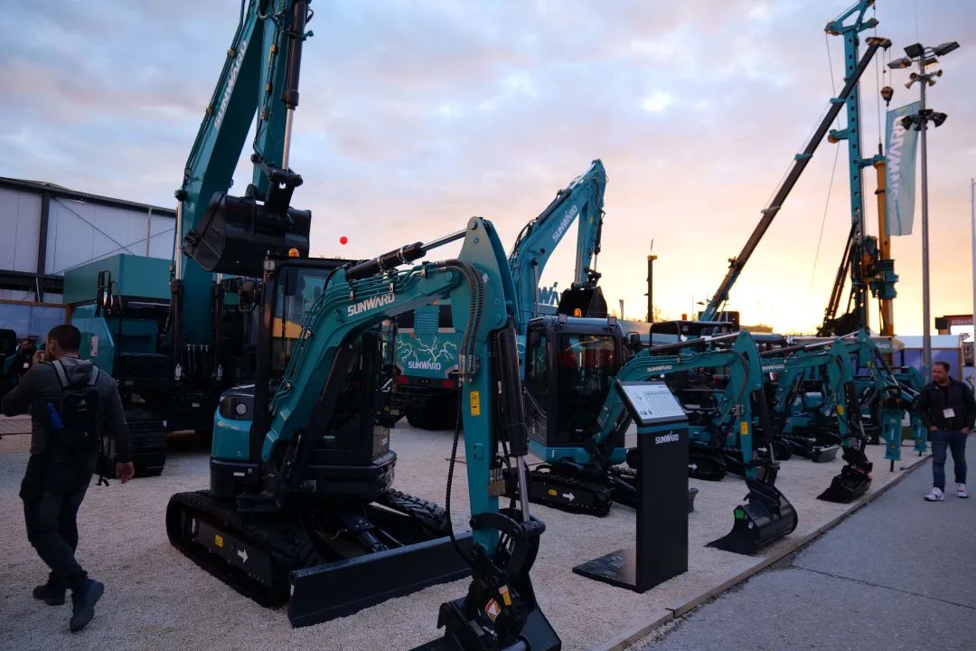 Bauma 2022 | 一组火热现场图带您沉温皇家国际智能德国宝马展之旅