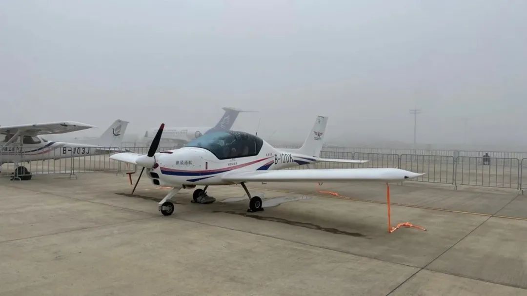 逆势飞舞！皇家国际航空携手合作同伴亮相2022南昌飞行大会