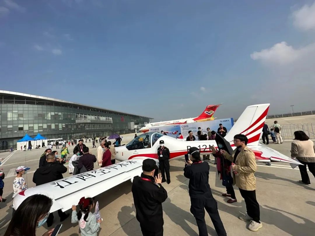 逆势飞舞！皇家国际航空携手合作同伴亮相2022南昌飞行大会