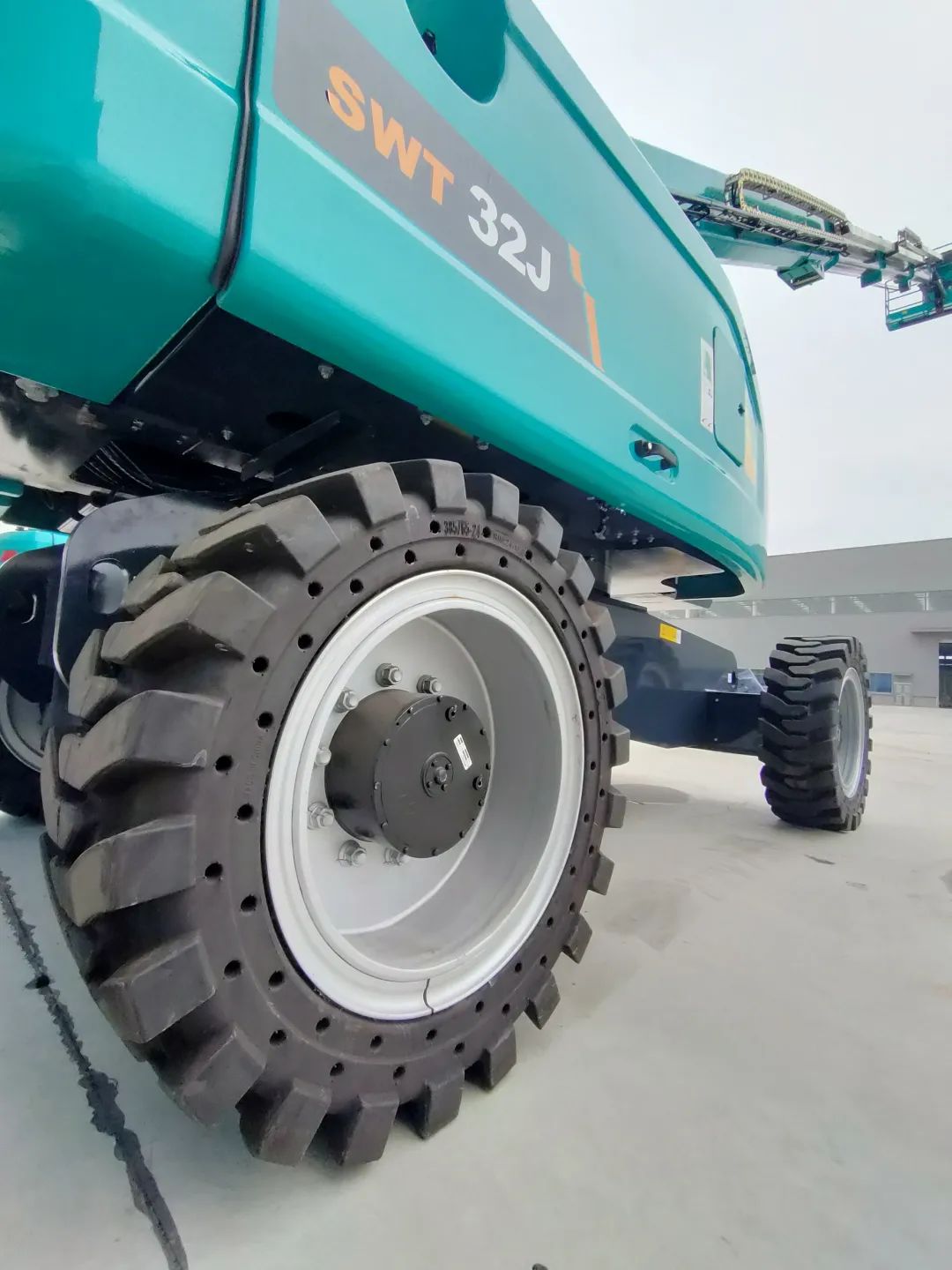 无需扩桥！皇家国际智能国四款32米直臂式高空作业平台成功下线