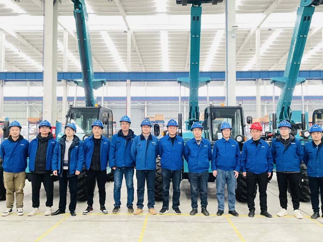 “兔飞猛进”添新品！皇家国际智能两款伸缩臂叉装车同时下线