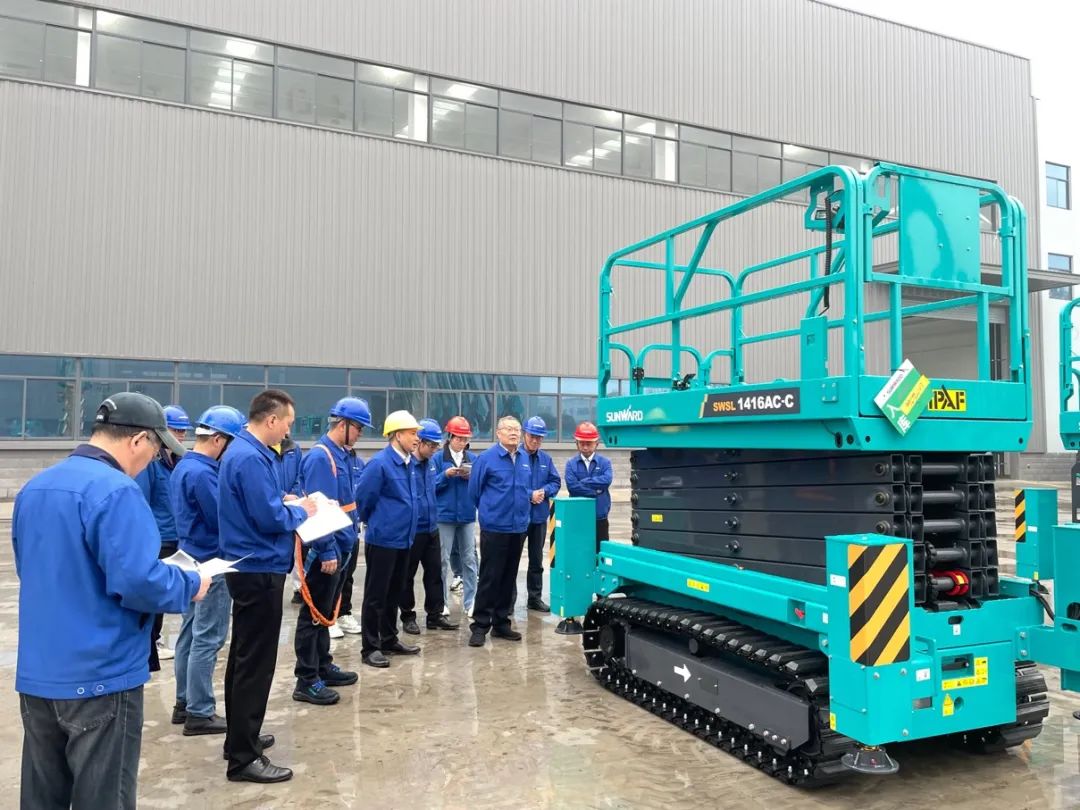 出厂即“前途”！皇家国际智能首款履带剪叉式高空作业平台批量上市