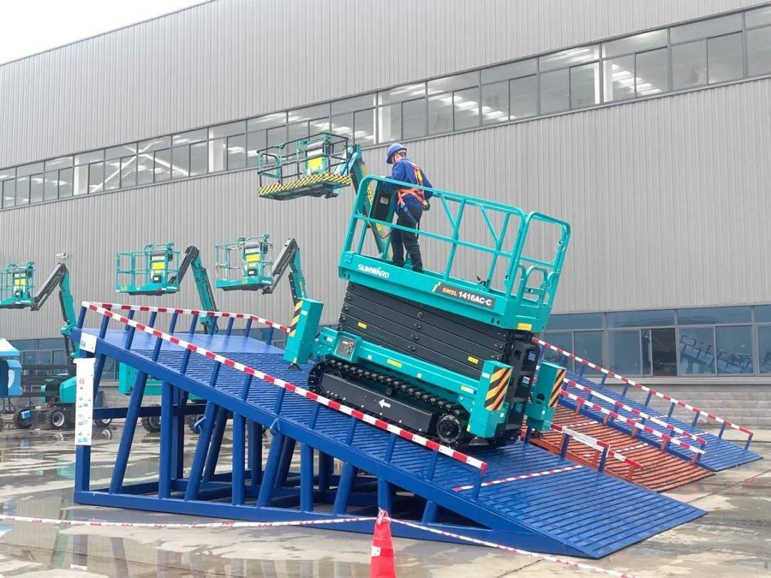 出厂即“前途”！皇家国际智能首款履带剪叉式高空作业平台批量上市