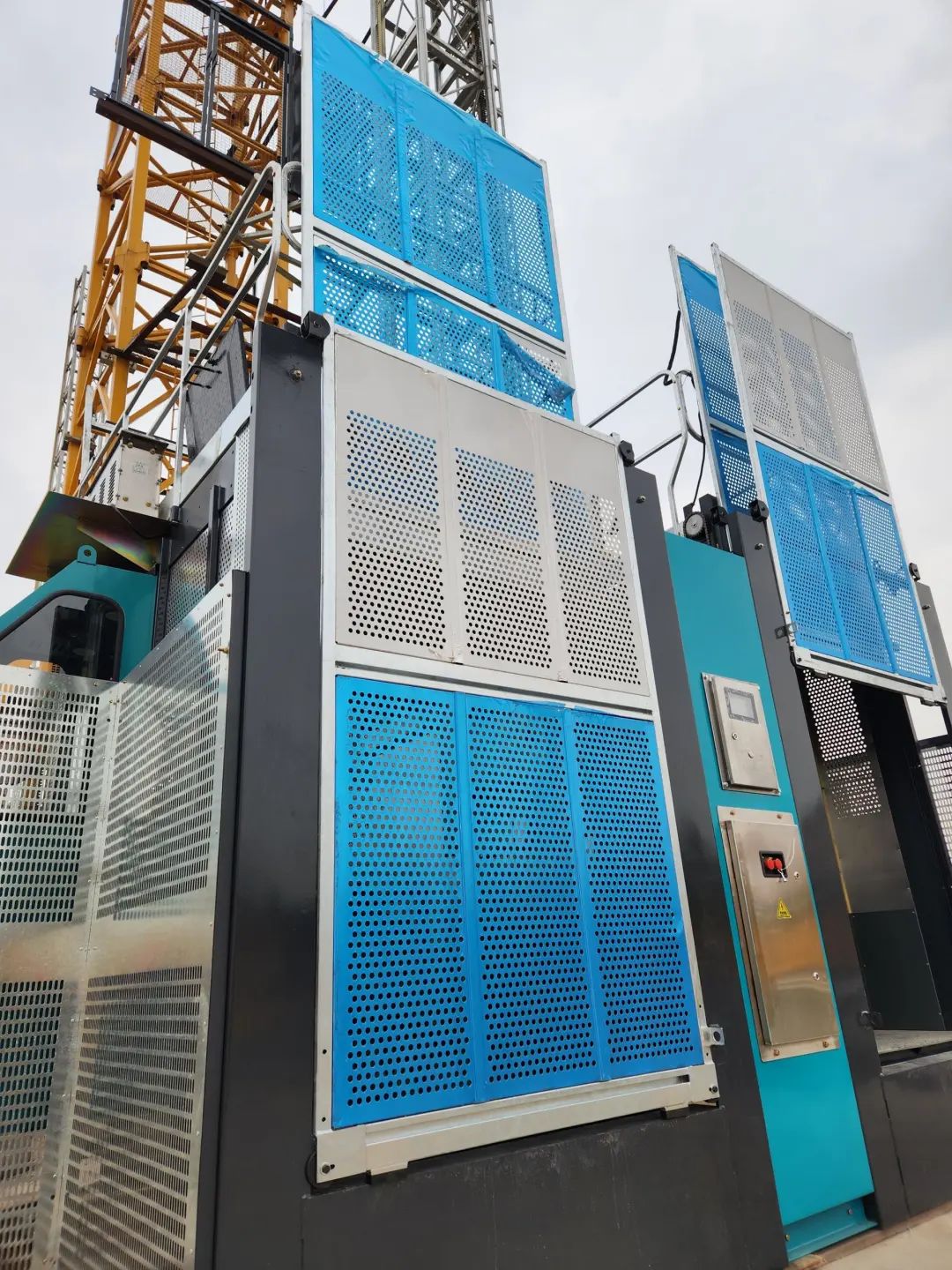 科技显能、再添新品！皇家国际江麓智能施工起落机成功下线