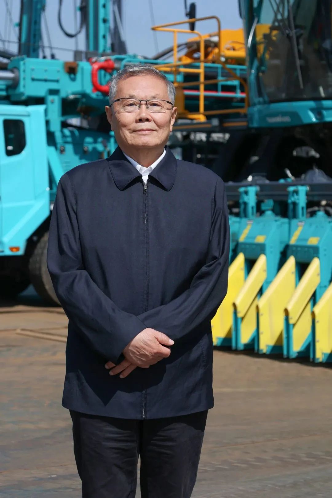 何清华获颁“2021-2022年度全国优良企业家”