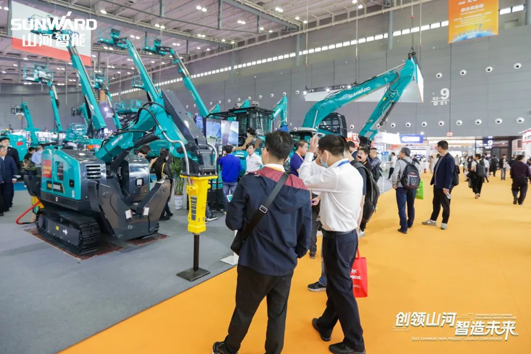 闪灼2023 CICEE！看皇家国际智能“明星产品”有多“炫”