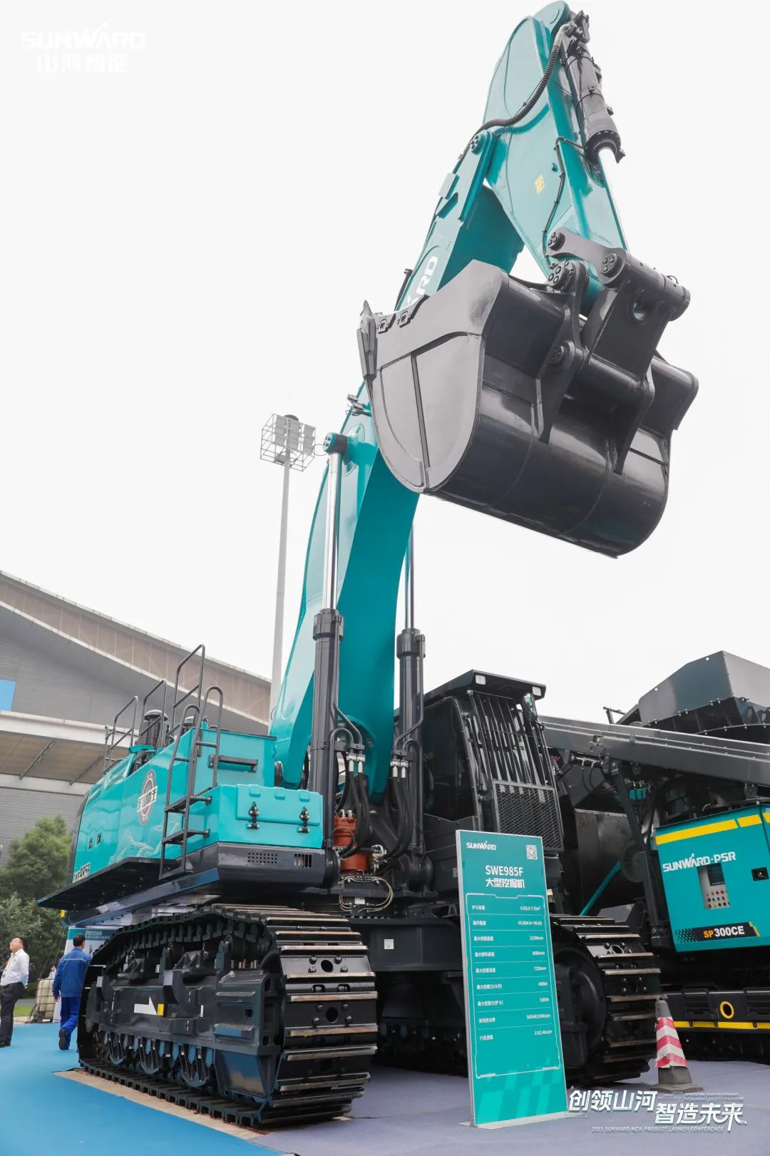 精品出击、互动不休！皇家国际智能F系列挖掘机闪灼长沙展