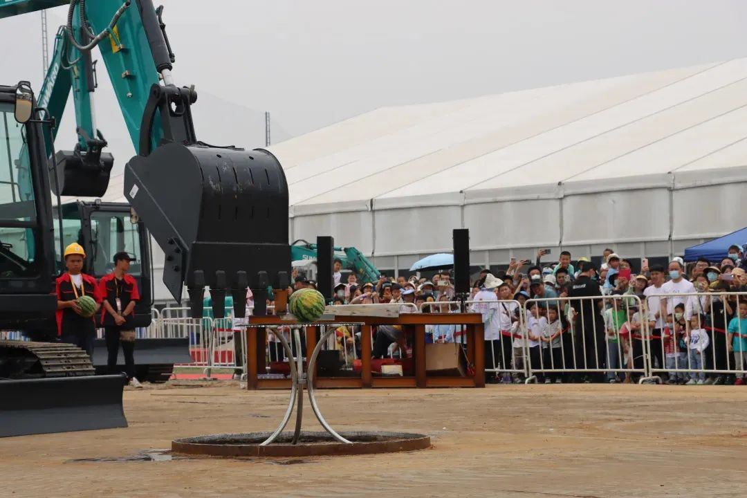 精品出击、互动不休！皇家国际智能F系列挖掘机闪灼长沙展