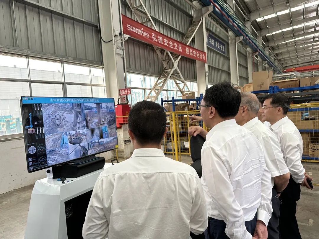 中国联通集团副总经理梁宝俊到访皇家国际智能