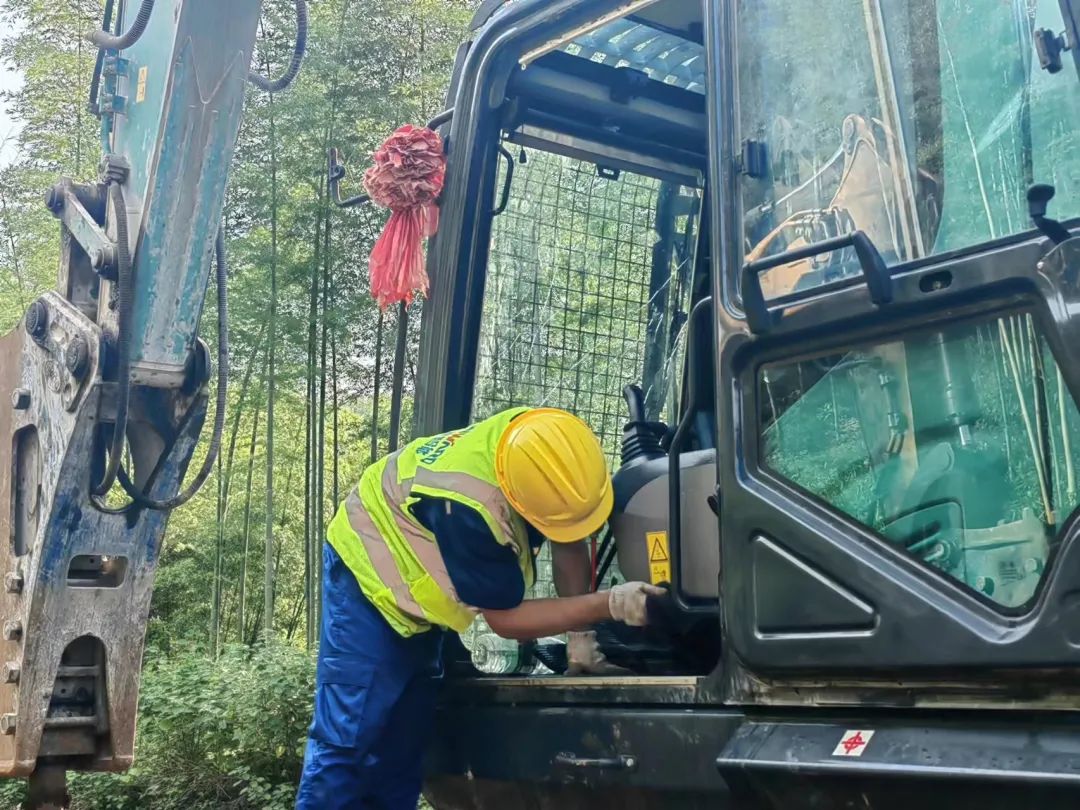 品质皇家国际，用心服务！皇家国际智能挖掘机2023年服务万里行正式出征