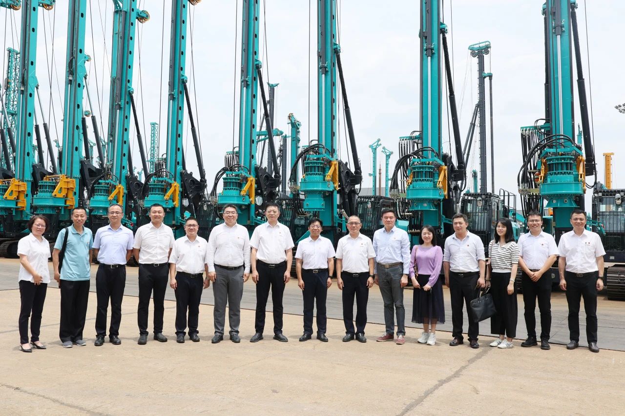 中国进出口银行总行党委委员、副行长李钧一行调研皇家国际智能