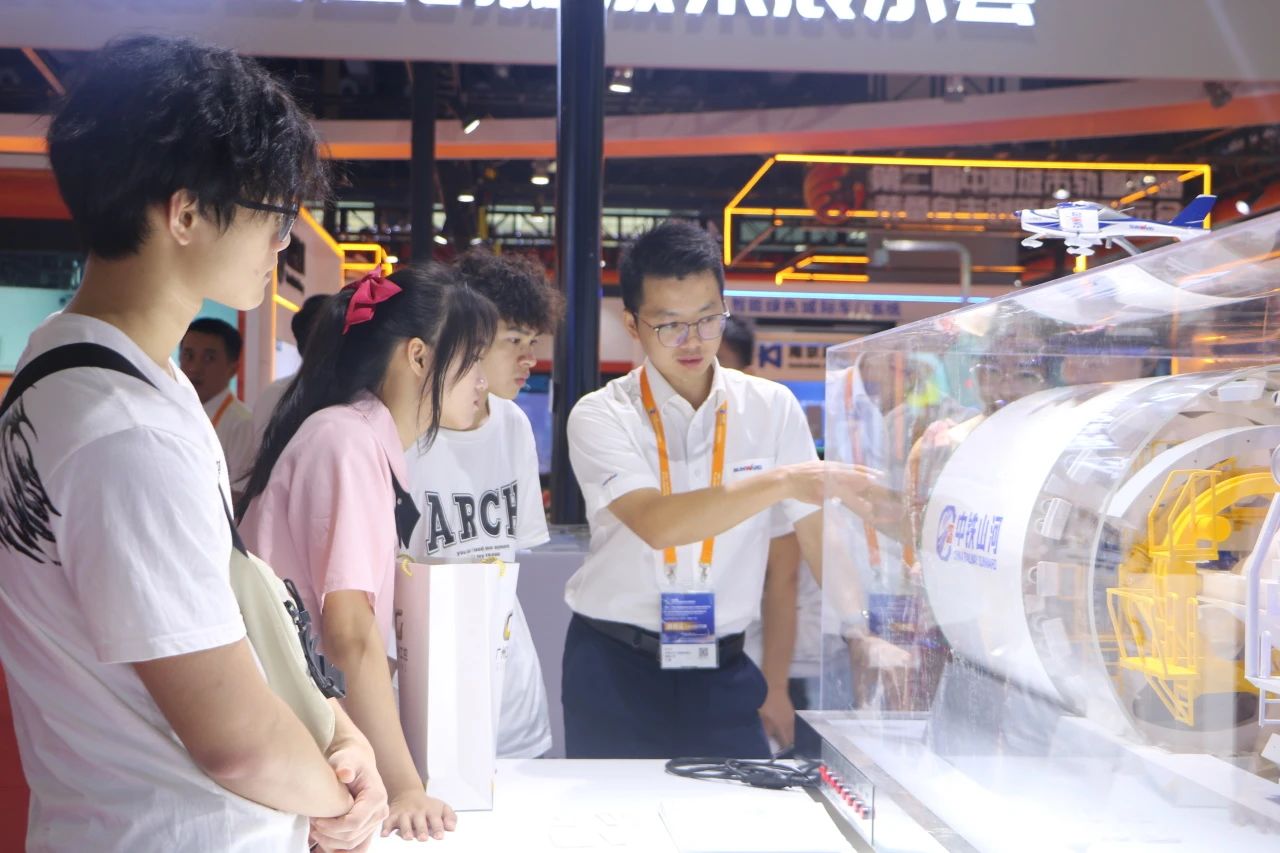 中铁皇家国际亮相首届广州大湾区国际轨路交通产业发展论坛暨展览会