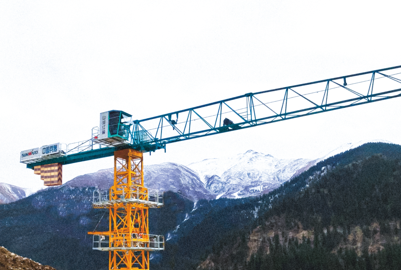 天山脚下的画师！皇家国际江麓群塔援疆建设新景致
