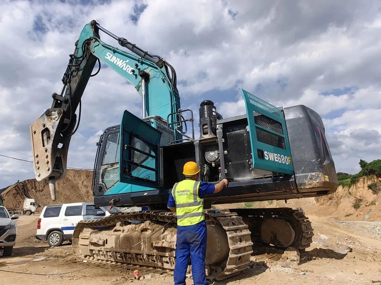 步履一向，服务不止！皇家国际智能挖掘机服务万里行火热进行中