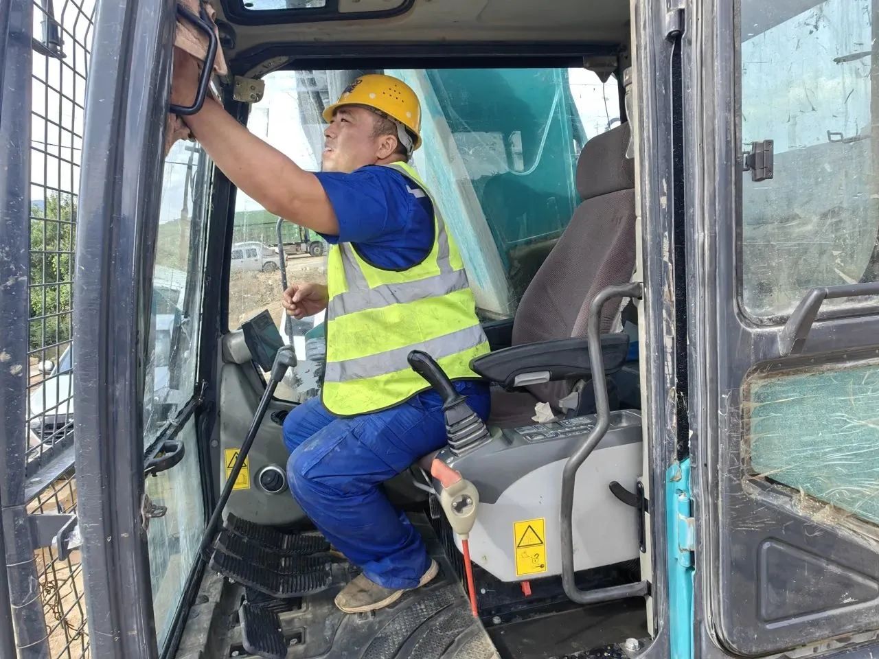 步履一向，服务不止！皇家国际智能挖掘机服务万里行火热进行中