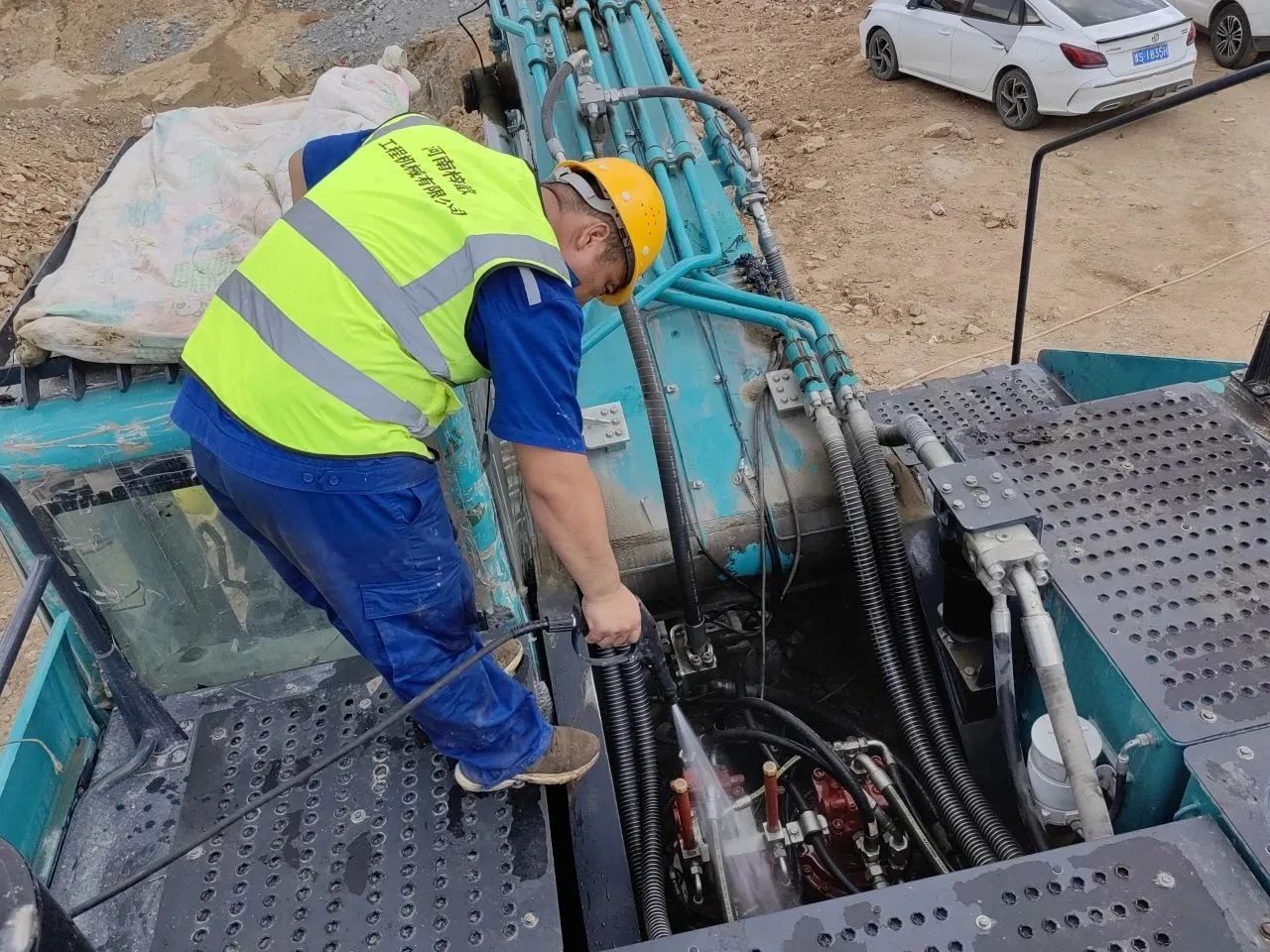 步履一向，服务不止！皇家国际智能挖掘机服务万里行火热进行中