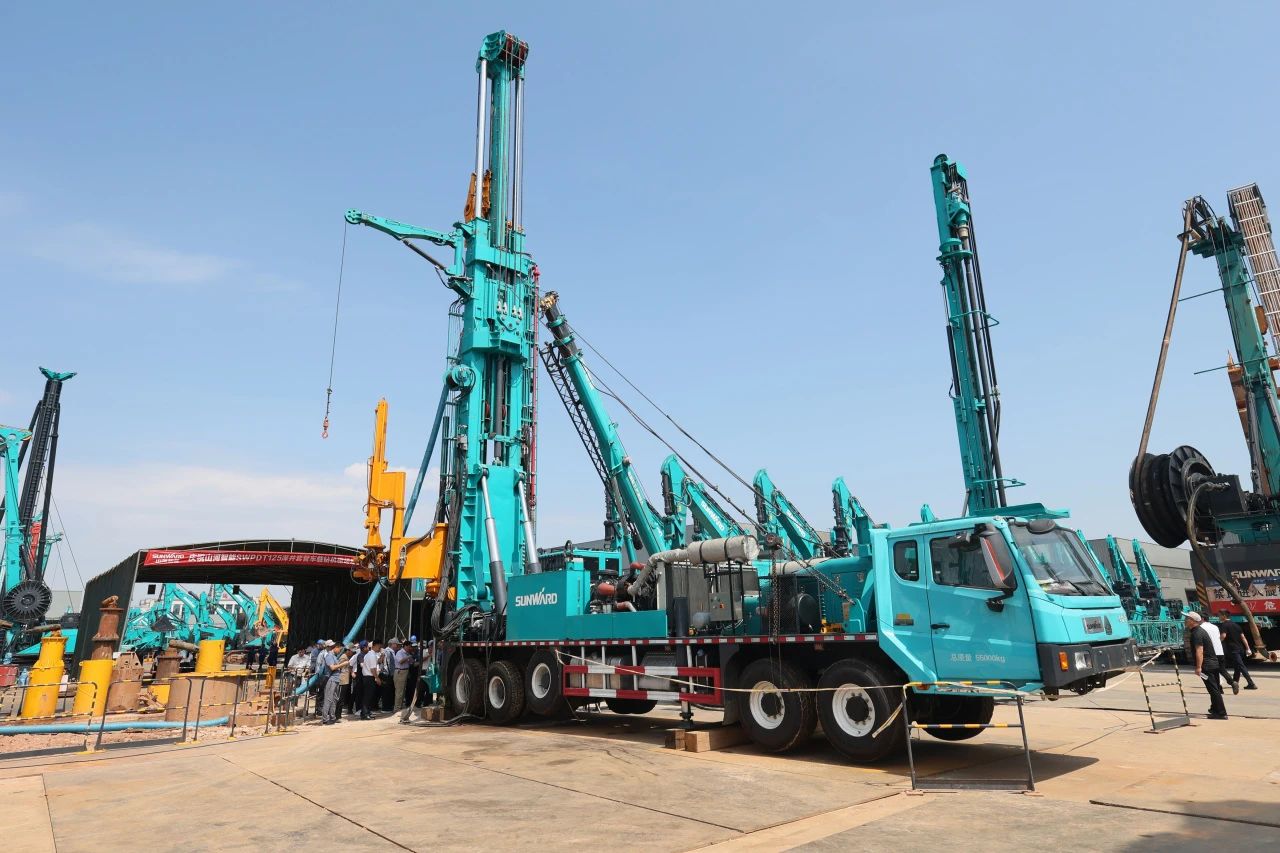 皇家国际智能全球初创深井套管车载钻机下线颁布